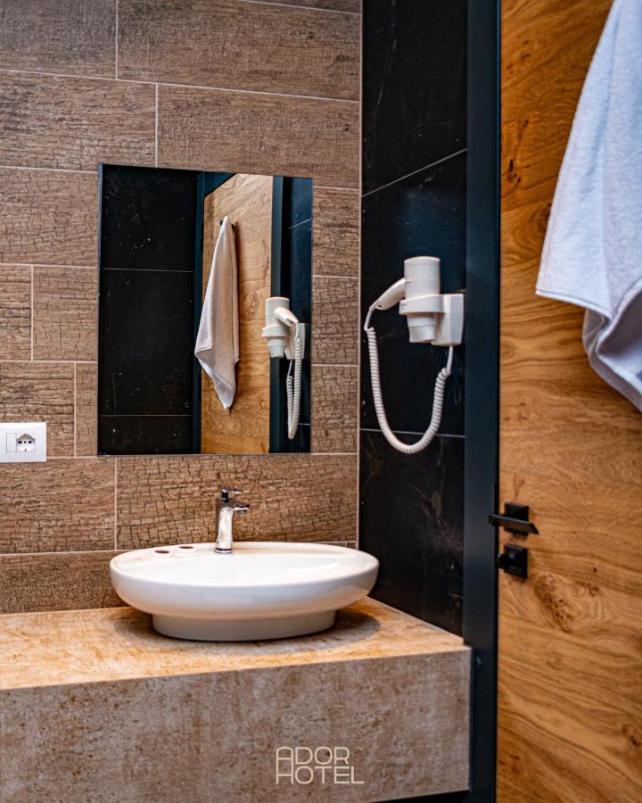 Ador Hotel North Mitrovica ภายนอก รูปภาพ
